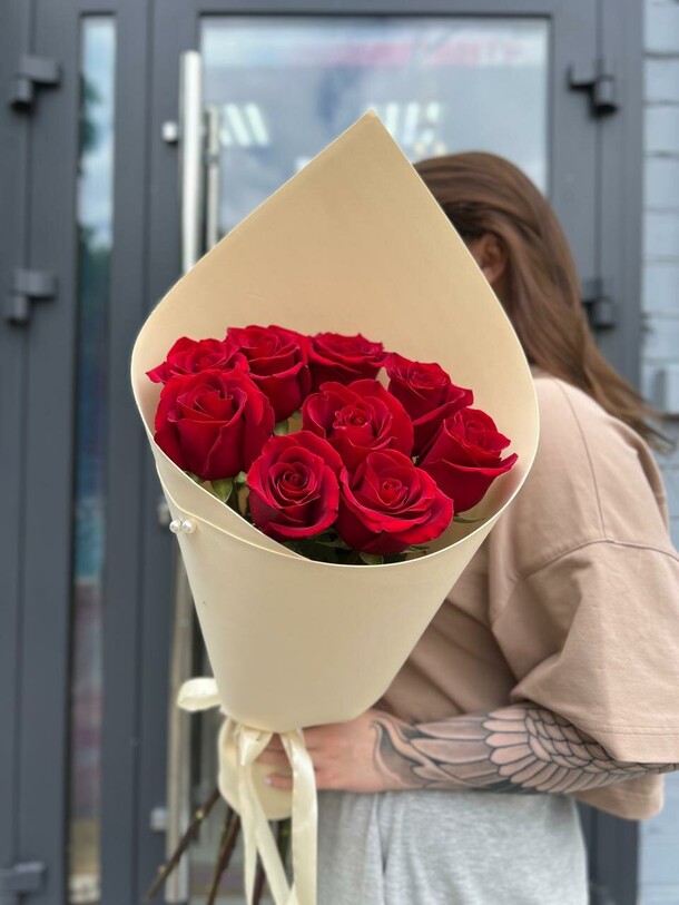Крупные импортные розы (9 шт) в упаковке, артикул F1302805 - 3490 рублей, доставка по городу. Flawery - доставка цветов