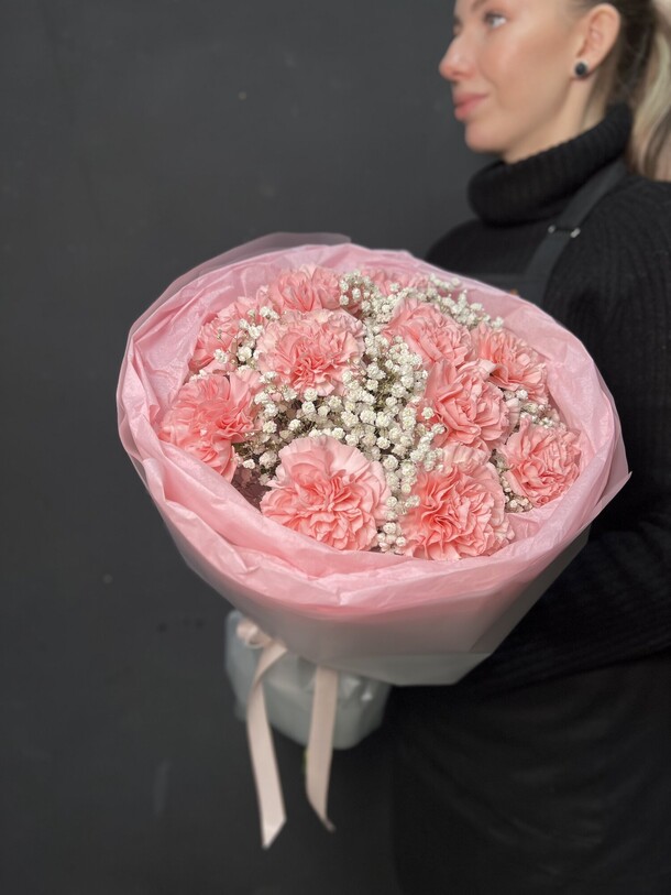 Букет из 11 розовых диантусов и гипсофилы в упаковке, артикул F1366775 - 3390 рублей, доставка по городу. Flawery - доставка цветов