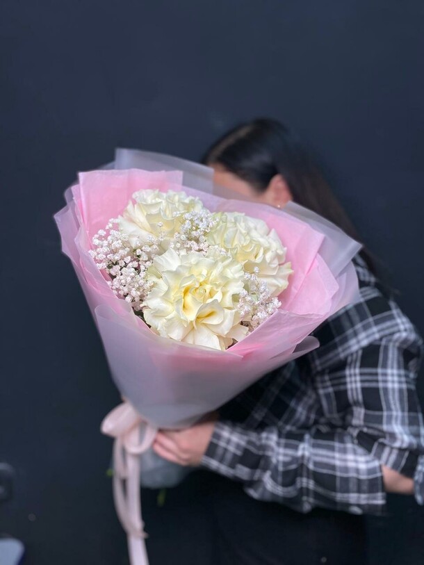 Букет из 3 французских роз и гипсофилы, артикул F1377716 - 2290 рублей, доставка по городу. Flawery - доставка цветов