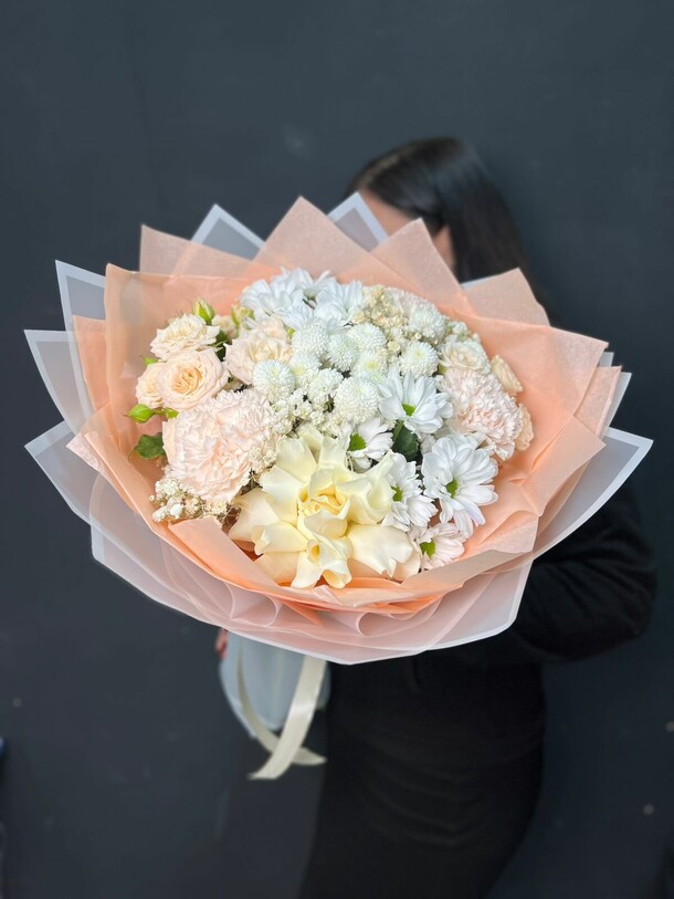 Букет микс с розами и хризантемами, артикул F1410367 - 3390 рублей, доставка по городу. Flawery - доставка цветов