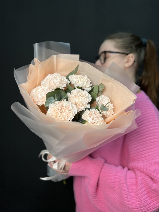 Персиковые диантусы с эвкалиптом, артикул F1410368 - 2090 рублей, доставка по городу. Flawery - доставка цветов