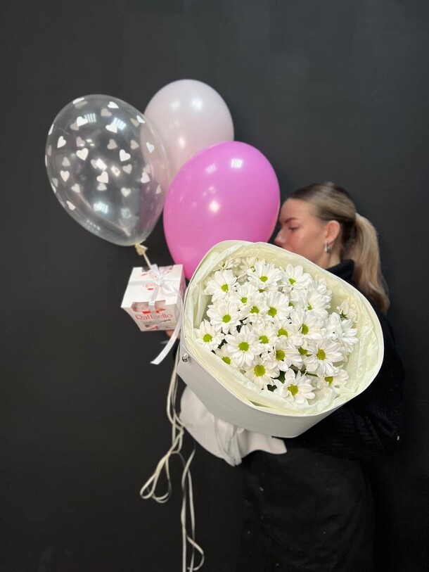 Подарочный набор букет + шарики + конфеты, артикул F1410768 - 2975 рублей, доставка по городу. Flawery - доставка цветов