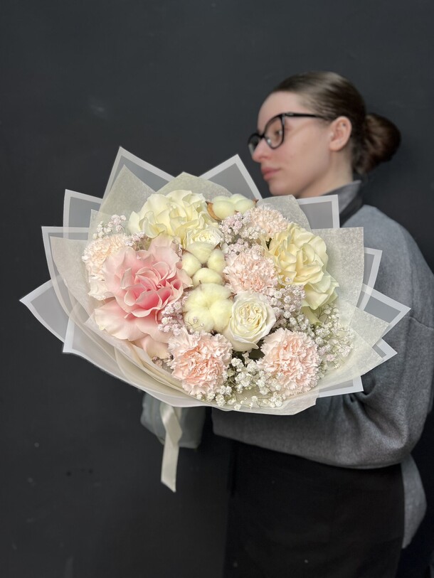 Нежный микс с розами, артикул F1417244 - 3490 рублей, доставка по городу. Flawery - доставка цветов