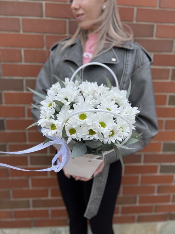 Сумочка с ромашковой хризантемой, артикул F1417247 - 1990 рублей, доставка по городу. Flawery - доставка цветов