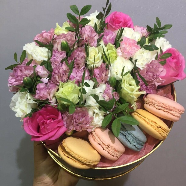 Цветы в коробке, артикул F1192650 - 5058 рублей, доставка по городу. Flawery - доставка цветов