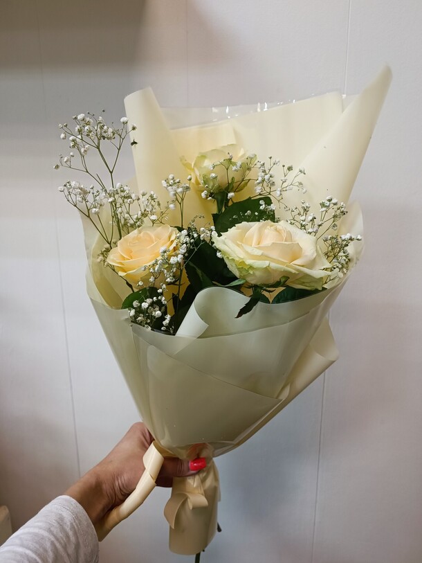 Букет из роз и гипсофилы, артикул F1200698 - 2263 рублей, доставка по городу. Flawery - доставка цветов