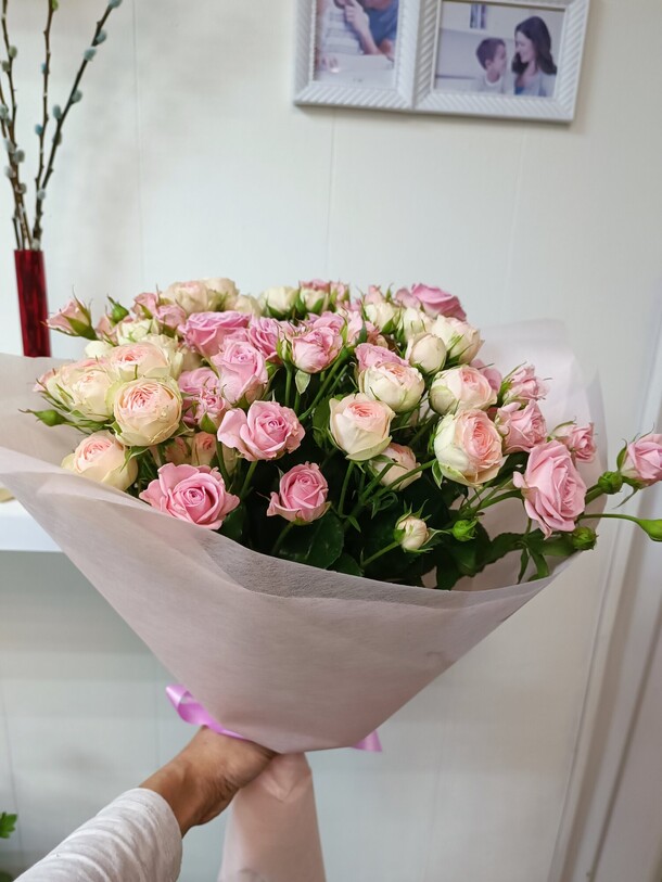 Букет из кустовых роз, артикул F1201095 - 13636 рублей, доставка по городу. Flawery - доставка цветов