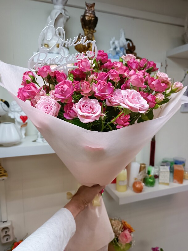 Букет из кустовых роз, артикул F1201096 - 11818 рублей, доставка по городу. Flawery - доставка цветов