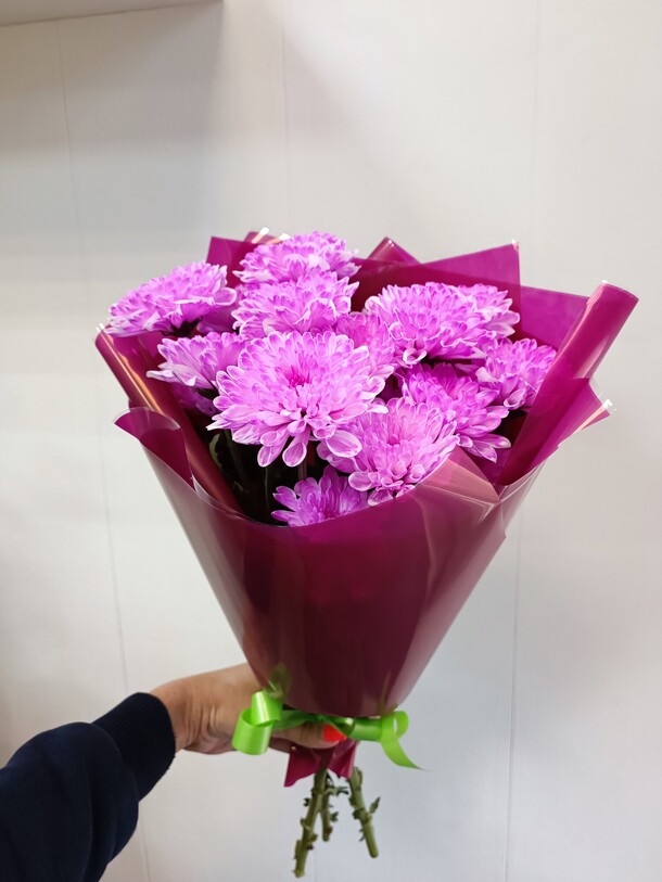 Букет из хризантем, артикул F1206369 - 2000 рублей, доставка по городу. Flawery - доставка цветов