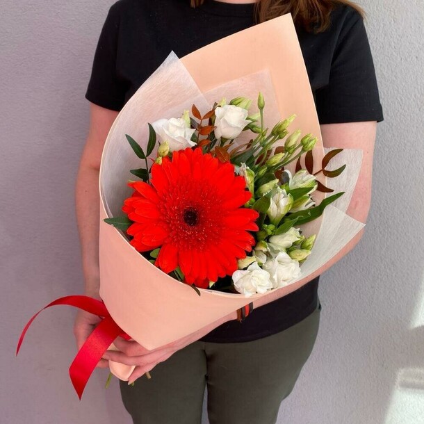 Букет с эустомой и герберой, артикул F1212685 - 3328 рублей, доставка по городу. Flawery - доставка цветов