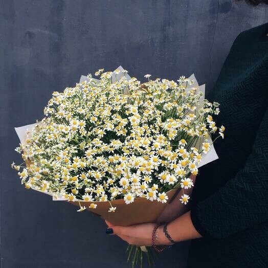 Букет из кустовых роз и ромашек, артикул F1233396 - 5723 рублей, доставка по городу. Flawery - доставка цветов