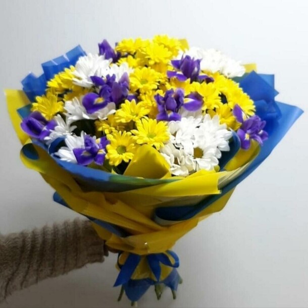 Три цвета, артикул F1235181 - 7054 рублей, доставка по городу. Flawery - доставка цветов