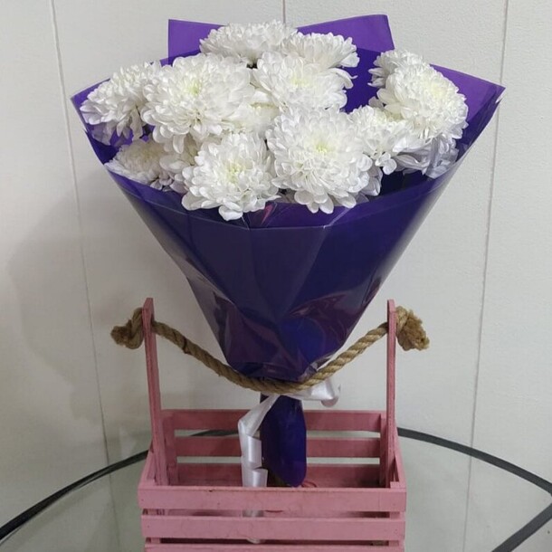 Хризантемы в упаковке, артикул F1238318 - 1997 рублей, доставка по городу. Flawery - доставка цветов