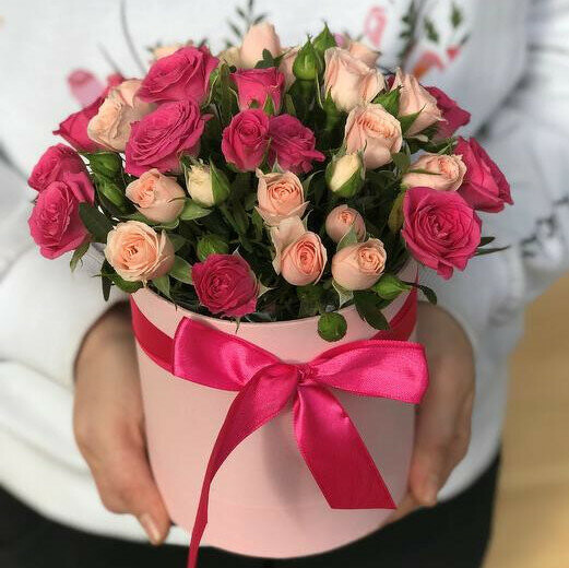 Кустовые розы в коробке, артикул F1239000 - 7364 рублей, доставка по городу. Flawery - доставка цветов