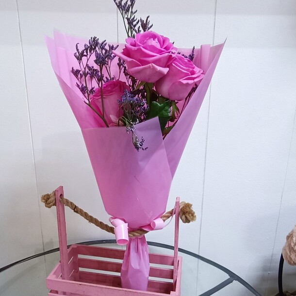 Розы с зеленью, артикул F1239169 - 2064 рублей, доставка по городу. Flawery - доставка цветов