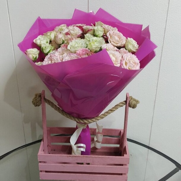 Букет из кустовых роз, артикул F1239435 - 8273 рублей, доставка по городу. Flawery - доставка цветов