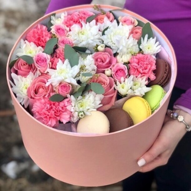  композиция в шляпной коробке с макарунами, артикул F1240007 - 6123 рублей, доставка по городу. Flawery - доставка цветов