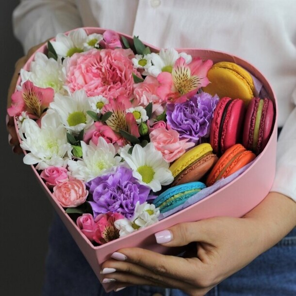 Композиция с макарунами сердечные дела, артикул F1240008 - 5590 рублей, доставка по городу. Flawery - доставка цветов