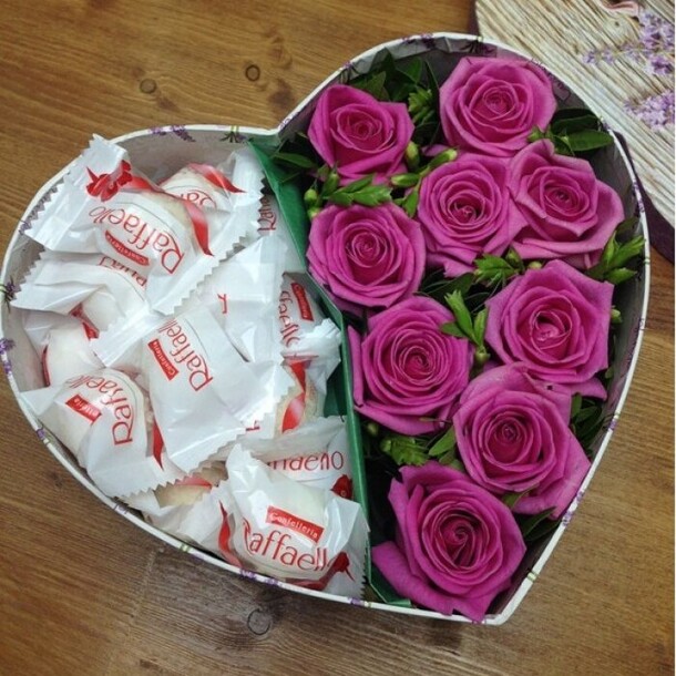 Композиция из конфет с розами "красота любви", артикул F1240023 - 5856 рублей, доставка по городу. Flawery - доставка цветов