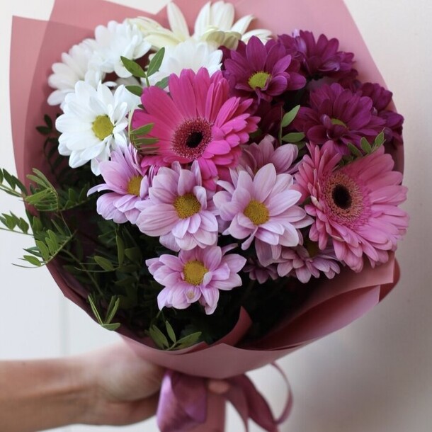 Букет из гербер и хризантем, артикул F1240027 - 3727 рублей, доставка по городу. Flawery - доставка цветов