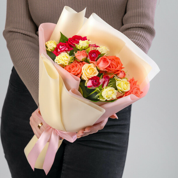 Букет из кустовых роз, артикул F1240491 - 8273 рублей, доставка по городу. Flawery - доставка цветов