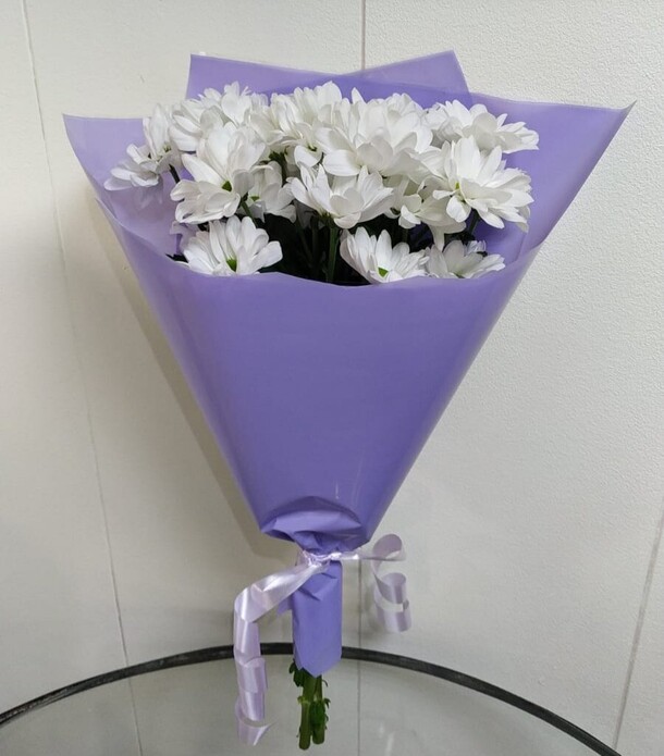 Букет с хризантемами, артикул F1250011 - 2091 рублей, доставка по городу. Flawery - доставка цветов