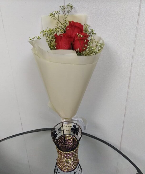 Розы с гипсофилой, артикул F1250013 - 2330 рублей, доставка по городу. Flawery - доставка цветов