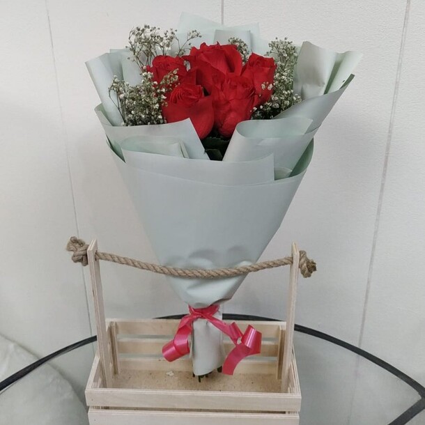 Букет из роз и гипсофилы, артикул F1251608 - 3061 рублей, доставка по городу. Flawery - доставка цветов