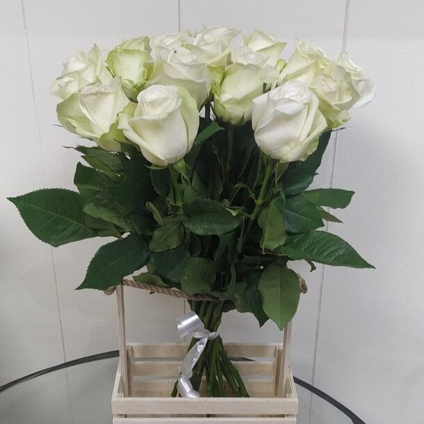 Букет из белых роз, артикул F1251624 - 8091 рублей, доставка по городу. Flawery - доставка цветов