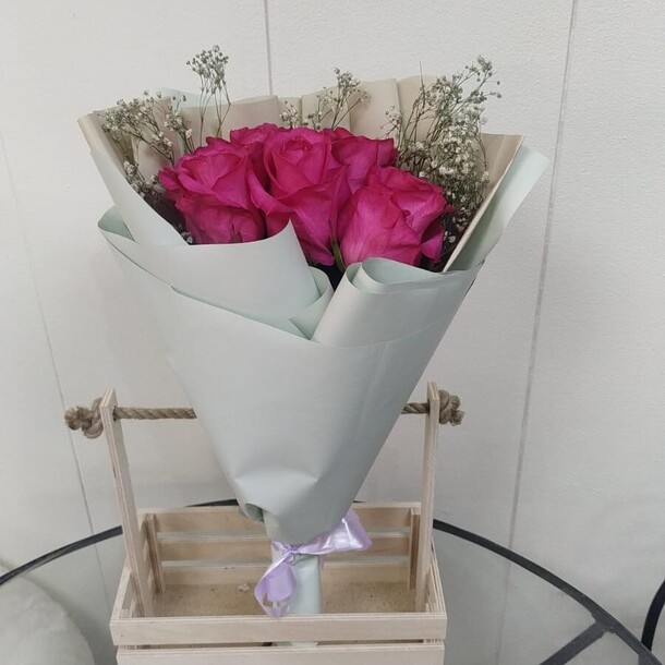 Букет с розой и гипсофилой, артикул F1251790 - 3860 рублей, доставка по городу. Flawery - доставка цветов