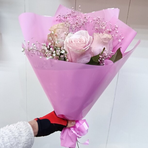 Букет из роз с гипсофилой, артикул F1255676 - 2299 рублей, доставка по городу. Flawery - доставка цветов