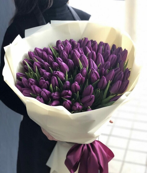 Букет из фиолетовых тюльпанов, артикул F1257398 - 30181 рублей, доставка по городу. Flawery - доставка цветов