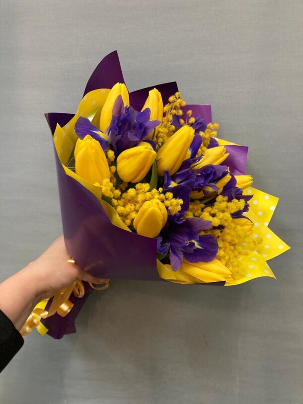 Букет из тюльпанов ирисов и мимозы, артикул F1260145 - 5687 рублей, доставка по городу. Flawery - доставка цветов