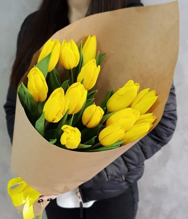Жёлтые тюльпаны в упаковке, артикул F1260333 - 4114 рублей, доставка по городу. Flawery - доставка цветов