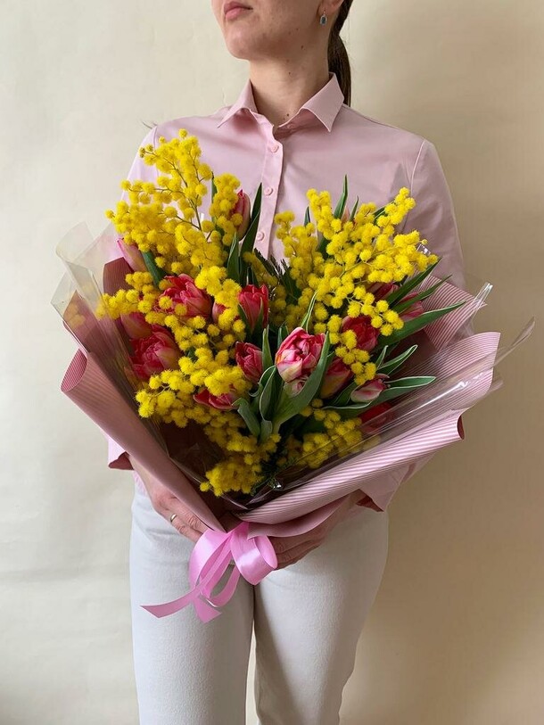 Букет из мимозы с тюльпанами, артикул F1260516 - 5639 рублей, доставка по городу. Flawery - доставка цветов