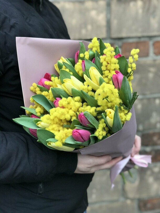 Букет из тюльпанов с мимозой, артикул F1260525 - 8168 рублей, доставка по городу. Flawery - доставка цветов
