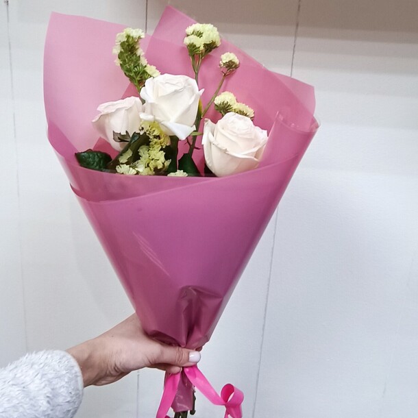 Букет из роз и статицы, артикул F1264411 - 2396 рублей, доставка по городу. Flawery - доставка цветов