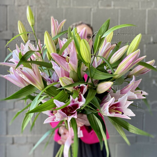 Букет из лилий, артикул F1265616 - 6054 рублей, доставка по городу. Flawery - доставка цветов