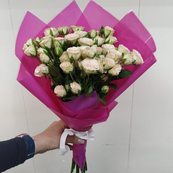 Букет из кустовых роз, артикул F1284268 - 4114 рублей, доставка по городу. Flawery - доставка цветов