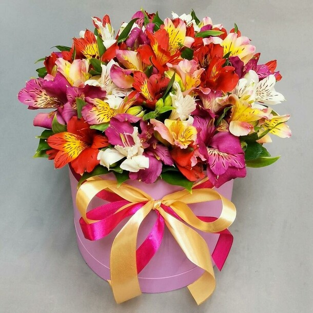 Коробка с альстромериями, артикул F1291082 - 7636 рублей, доставка по городу. Flawery - доставка цветов