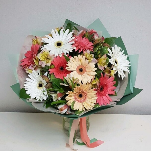 Нежные герберы с альстромериями, артикул F1291092 - 8301 рублей, доставка по городу. Flawery - доставка цветов