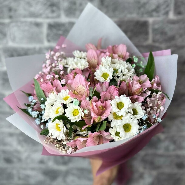 Букет из ромашек и альстромерии, артикул F1291093 - 5082 рублей, доставка по городу. Flawery - доставка цветов