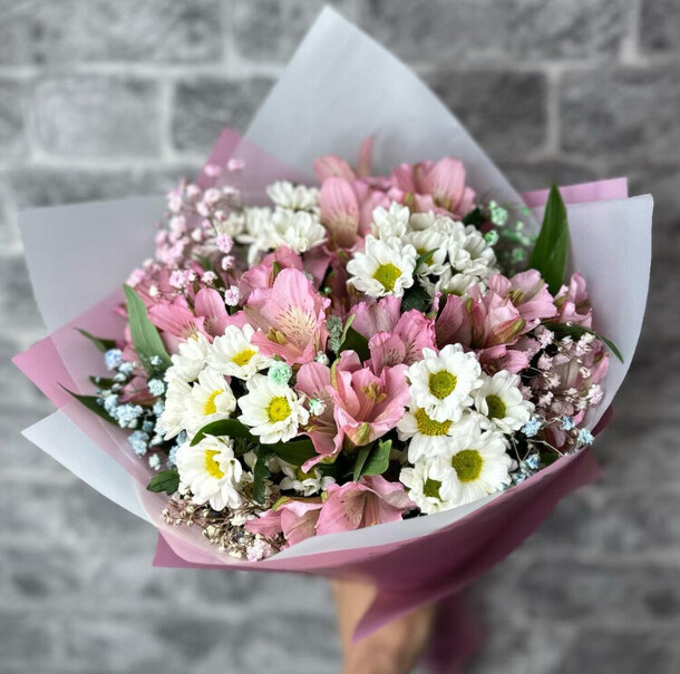 Букет из ромашек и альстромерии, артикул F1292093 - 5639 рублей, доставка по городу. Flawery - доставка цветов