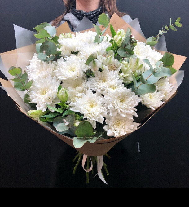 Букет из белых хризантем и альстромерий, артикул F1292097 - 5324 рублей, доставка по городу. Flawery - доставка цветов