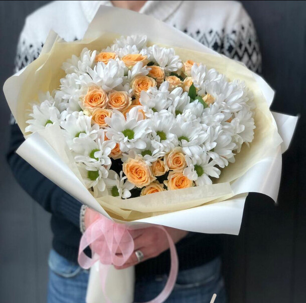 Букет из кустовых роз и хризантем, артикул F1292107 - 8455 рублей, доставка по городу. Flawery - доставка цветов