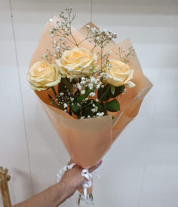 Букет из роз с гипсофилой, артикул F1302952 - 1818 рублей, доставка по городу. Flawery - доставка цветов