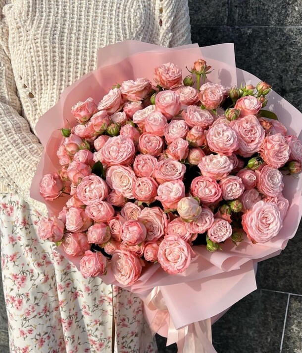 Букет из кустовых роз, артикул F1320154 - 17273 рублей, доставка по городу. Flawery - доставка цветов