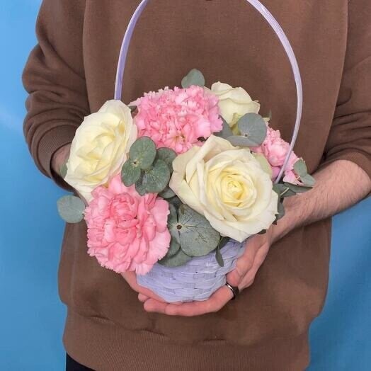 Корзина с цветами, артикул F1326798 - 3388 рублей, доставка по городу. Flawery - доставка цветов