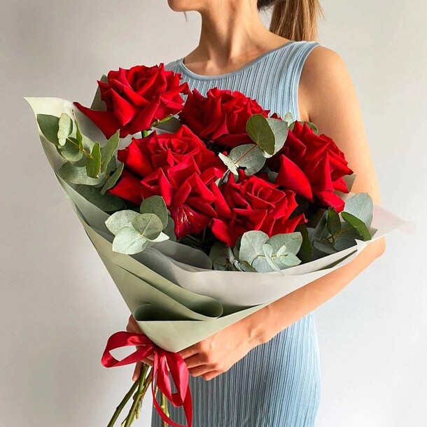 Букет из роз с зеленью, артикул F1338814 - 3993 рублей, доставка по городу. Flawery - доставка цветов