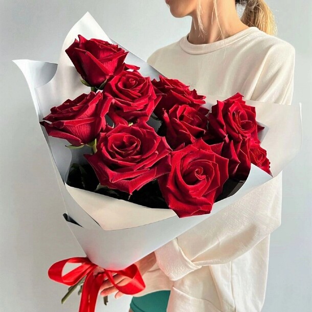 Красные розы в стильной упаковке, артикул F1338827 - 4550 рублей, доставка по городу. Flawery - доставка цветов